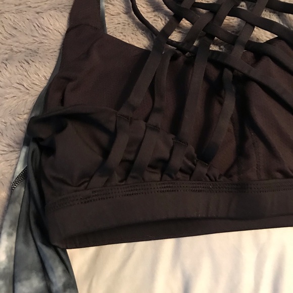 EUC Icyzone tank w/built in bra M - Picture 7 of 8